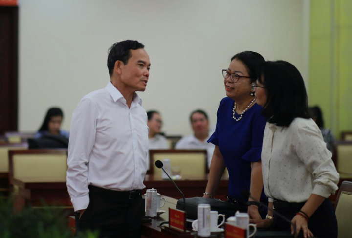 Bí thư Thành ủy Trần Lưu Quang trao đổi với các lãnh đạo sở, ngành bên lề hội nghị. (Ảnh: Hà Khánh)