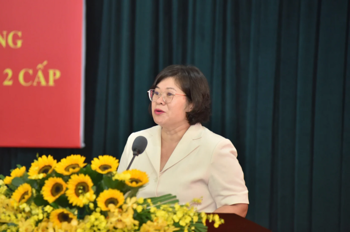 Phó Bí thư Thành ủy TP.HCM Văn Thị Bạch Tuyết báo cáo sơ kết 1 năm thực hiện chính quyền địa phương 2 cấp.