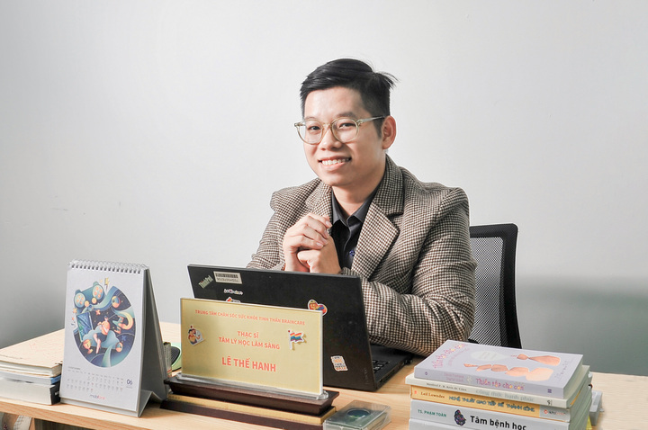 Thạc sỹ Lê Thế Hanh cho biết người lao động cần chủ động trao đổi với cấp trên để giảm bớt áp lực công việc, thay vì chỉ chịu đựng. (Ảnh: NVCC