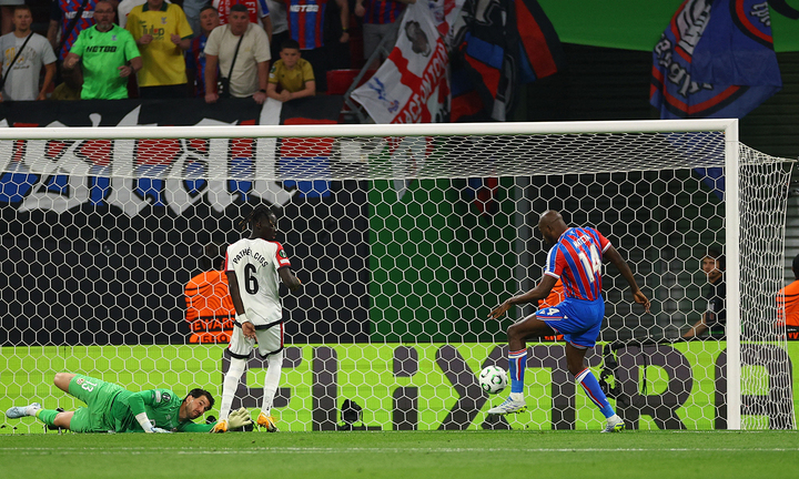Khoảnh khắc Mateta ghi bàn giúp Crystal Palace thắng Rayo Vallecano 1-0. (Ảnh: Reuters)