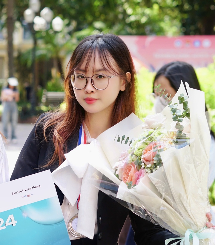 Song song với học tập, Châu Anh từng là Ủy viên Ban Chấp hành Liên chi đoàn Khoa Luật nhiệm kỳ 2024-2027, đảm nhiệm vai trò Phó Ban Học thuật và Nghiên cứu khoa học, đồng thời là Trưởng Ban Chương trình của Liên chi đoàn Khoa Luật. “Có giai đoạn em vừa học các môn chuyên ngành nặng, vừa làm nghiên cứu khoa học, tham gia phiên tòa giả định và hoạt động Đoàn. Áp lực khá lớn nhưng cũng là khoảng thời gian giúp em rèn được khả năng quản lý thời gian và làm việc có hệ thống”, Châu Anh chia sẻ.