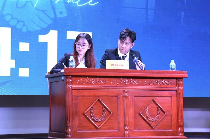 Dấu ấn nổi bật của Châu Anh đến từ loạt cuộc thi học thuật chuyên môn. Cô đạt Giải Nhì Cuộc thi Hòa giải Thương mại Việt Nam 2024, thuộc Top 3 đội Việt Nam xuất sắc nhất tại CISG Pre-Moot 2025, đồng thời giành Giải Nhất cấp khoa và Giải Ba cấp trường tại Cuộc thi Nghiên cứu khoa học sinh viên năm 2024. Ngoài ra, nữ sinh cũng có nhiều bài nghiên cứu được đăng tại hội thảo khoa học quốc gia và các tạp chí chuyên ngành liên quan đến tài chính xanh, trái phiếu xanh và tín chỉ carbon.