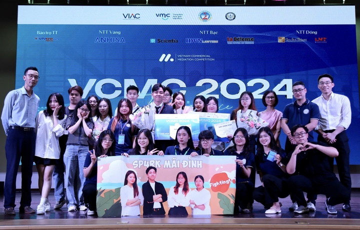 Theo nữ thủ khoa, việc cân bằng giữa học tập và hoạt động ngoại khóa không nằm ở chuyện học quá nhiều, mà ở khả năng duy trì sự đều đặn và quản lý công việc hiệu quả. Cô thường lên kế hoạch theo tuần, ưu tiên những nhiệm vụ quan trọng và chủ động học sớm với các môn có lượng kiến thức lớn. “Em luôn cố gắng hiểu bản chất vấn đề ngay từ đầu thay vì chỉ học để vượt qua kỳ thi. Khi học nhóm, em và các bạn thường đặt câu hỏi phản biện cho nhau để nhìn vấn đề ở nhiều góc độ hơn”, nữ sinh nói.