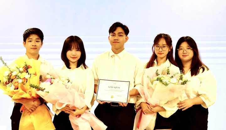 Trong suốt 4 năm đại học, Châu Anh không chỉ duy trì thành tích học tập xuất sắc mà còn tích cực tham gia nghiên cứu khoa học, hoạt động Đoàn và nhiều sân chơi học thuật chuyên ngành. Nữ sinh nhiều học kỳ nhận học bổng khuyến khích học tập, học bổng doanh nghiệp Vietcombank và được vinh danh Top 10 sinh viên tiêu biểu Khoa Luật năm học 2023–2024.