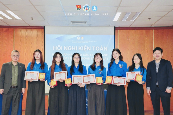 Lựa chọn theo học Khoa Luật của trường, Châu Anh cho biết cô bị thu hút bởi định hướng đào tạo gắn pháp luật với kinh tế, doanh nghiệp và thương mại. Với nữ sinh, đây là môi trường giúp sinh viên phát triển tư duy liên ngành và tiếp cận thực tiễn nghề nghiệp ngay từ khi còn trên giảng đường.