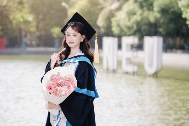 “Em nghĩ điểm GPA cao hay trở thành thủ khoa không đến từ việc cố gắng trong giai đoạn ngắn, mà là khả năng giữ kỷ luật và động lực trong thời gian dài”, đó là chia sẻ của Trần Thị Châu Anh, sinh năm 2004, cựu học sinh Trường THPT Kim Liên (Hà Nội), nữ thủ khoa tốt nghiệp sớm ngành Luật Kinh tế tại Đại học Kinh tế Quốc dân với GPA tuyệt đối 4.0/4.0.
