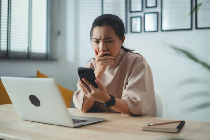 Không được ngắt kết nối công việc khiến nhiều người trẻ căng thẳng, mệt mỏi, rối loạn lo âu. (Ảnh minh họa: iStock)