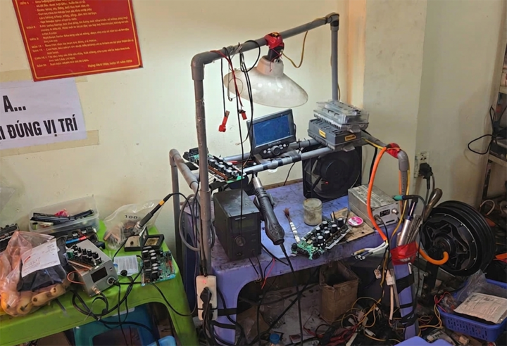 Máy móc thiết bị phục vụ cho việc "độ, chế" xe máy điện, xe đạp điện. (Ảnh: CSGT)