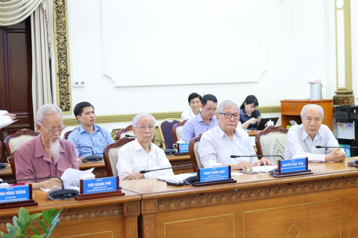 Các nguyên lãnh đạo TP.HCM qua các thời kỳ tham gia góp ý Dự thảo luật đô thị đặc biệt chiều 28/5.
