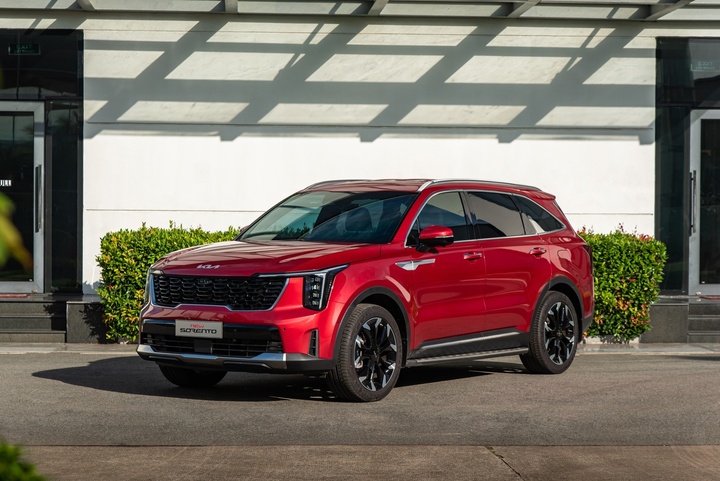 Kia Sorento sở hữu thiết kế thời thượng cùng cấu hình động cơ hybrid tiết kiệm nhiên liệu.