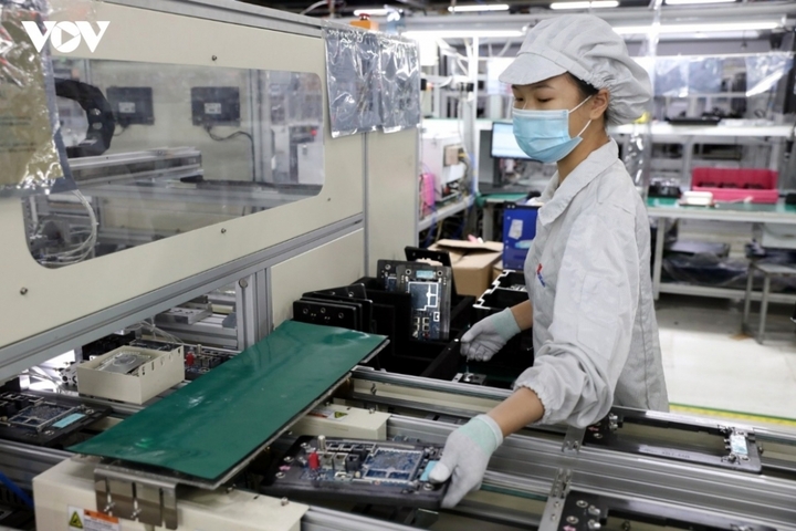 Khoa học tự nhiên là nền tảng để phát triển khoa học công nghệ, còn khoa học xã hội là nền tảng cho khoa học quản trị và quá trình hoạch định chính sách.