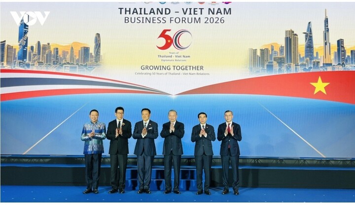 Diễn đàn Doanh nghiệp Việt Nam - Thái Lan có sự tham dự của lãnh đạo cấp cao hai nước cùng đông đảo đại diện bộ, ngành và cộng đồng doanh nghiệp Việt Nam và Thái Lan.