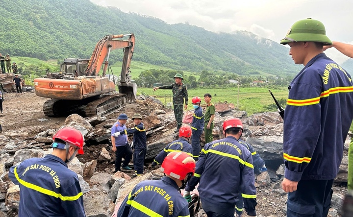 Sau khi xảy ra vụ sạt lở, lực lượng chức năng khẩn trương triển khai công tác cứu hộ, cứu nạn và làm rõ nguyên nhân sự việc. (Ảnh: Công an Thanh Hoá)