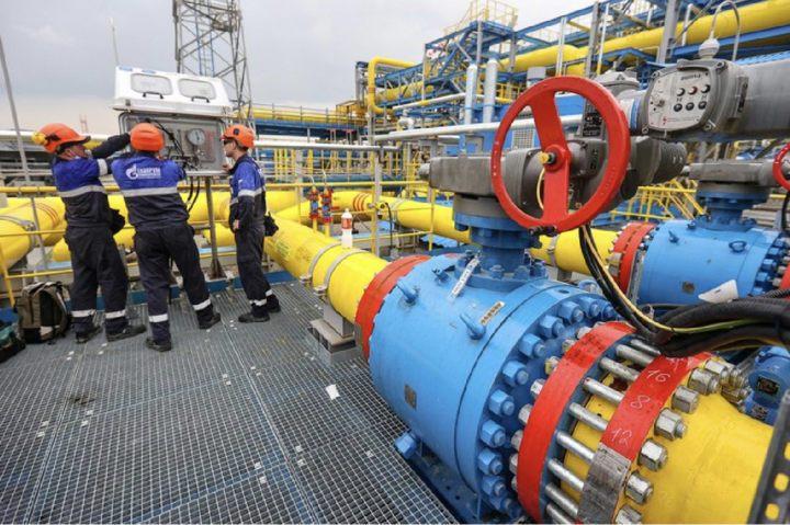 Các công nhân Gazprom tại một cơ sở hạ tầng đường ống dẫn khí "Sức mạnh Siberia" từ Nga sang Trung Quốc. Nga có kế hoạch tăng gấp đôi lượng khí đốt xuất khẩu sang Trung Quốc vào năm 2035. (Ảnh: Ria Novosti)