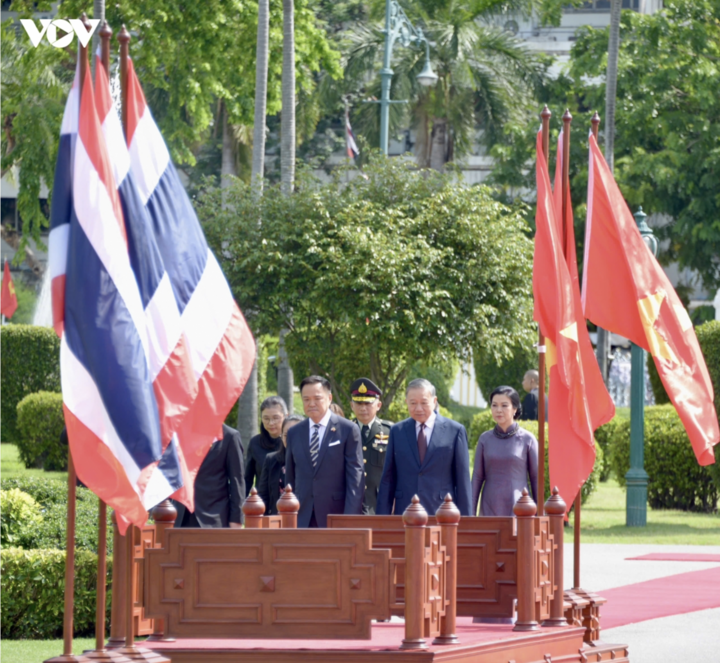 Sáng 28/5 (theo giờ địa phương) tại toà nhà Chính phủ, Thủ tướng Thái Lan và Phu nhân chủ trì lễ đón chính thức Tổng Bí thư, Chủ tịch nước Tô Lâm cùng Phu nhân và đoàn đại biểu cấp cao nước ta.