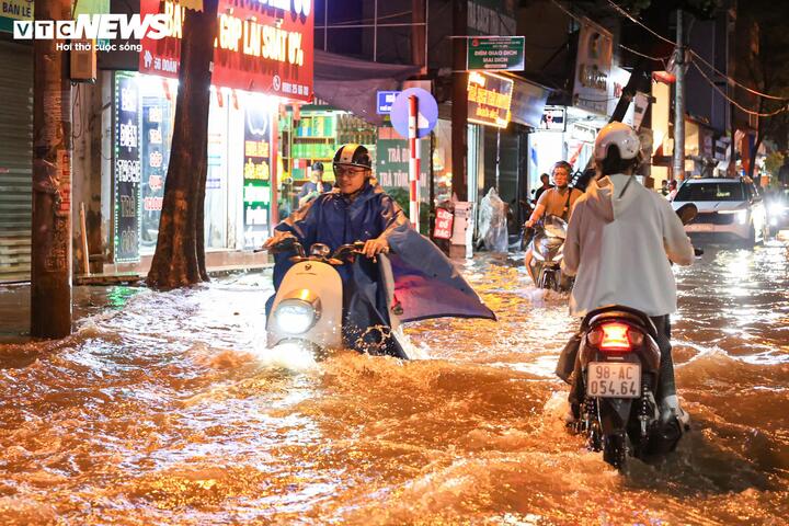 Nhiều tuyến phố ở Hà Nội ngập sâu sau trận mưa lớn tối 28/5.