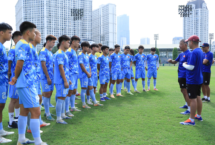 Thầy trò HLV Yutaka Ikeuchi chuẩn bị tham dự Giải U19 Đông Nam Á 2026 tại Indonesia. (Nguồn: VFF)