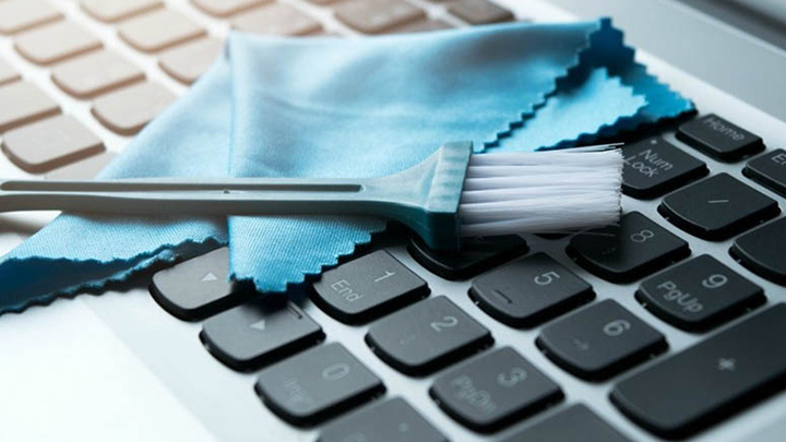 Nên sử dụng khăn mềm, chổi nhỏ để vệ sinh bàn phím laptop
