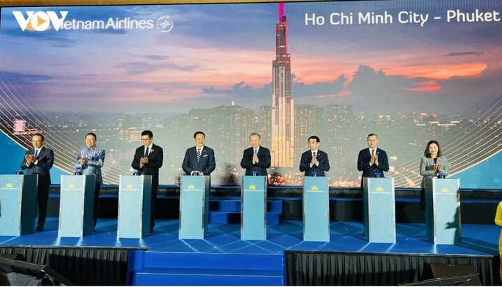 Diễn đàn khép lại với hàng loạt thỏa thuận hợp tác đa ngành trong AI, hàng không, năng lượng và tài chính số.
