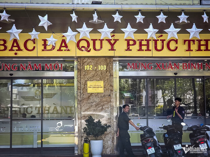 Tại một cơ sở khác của Công ty vàng bạc đá quý Phúc Thành cũng có nhiều công an làm việc.