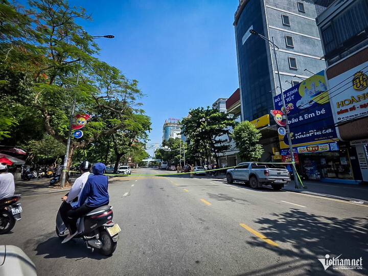 Khoảng 8h cùng ngày, lực lượng chức năng căng chặn một đoạn đường Trần Hưng Đạo, phân luồng các phương tiện di chuyển theo hướng khác để phục vụ công tác làm việc bên trong Công ty Vàng bạc đá quý Phúc Thành (cửa hàng vàng Phúc Thành).