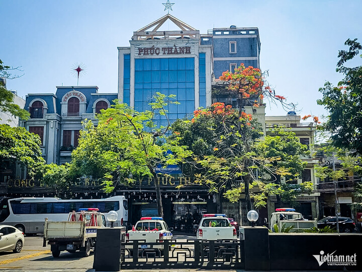 Khu vực xung quanh cửa hàng được kiểm soát chặt chẽ. Trong buổi sáng 28/5, cửa hàng tạm dừng giao dịch với khách hàng.