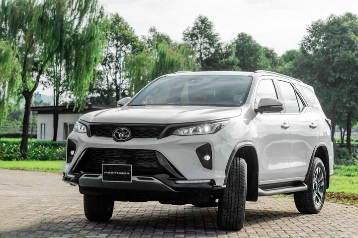 Toyota Fortuner duy trì vị thế bằng kết cấu khung gầm vững chãi và tính kinh tế dài hạn.