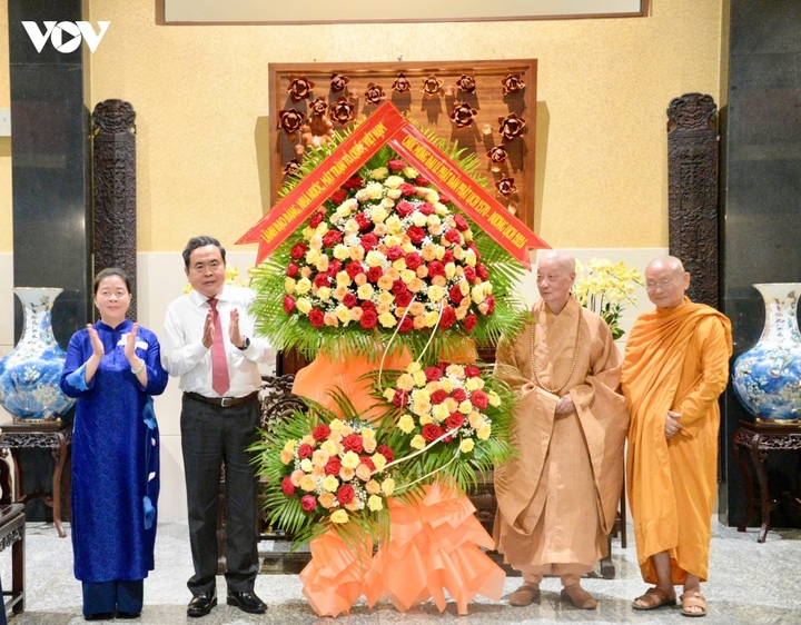 Chủ tịch Quốc hội Trần Thanh Mẫn thay mặt lãnh đạo Đảng, Nhà nước, Mặt trận Tổ quốc Việt Nam tặng hoa, chúc mừng Đại lão hòa thượng Thích Trí Quảng, Đức Pháp chủ Hội đồng Chứng minh Giáo hội Phật giáo Việt Nam.