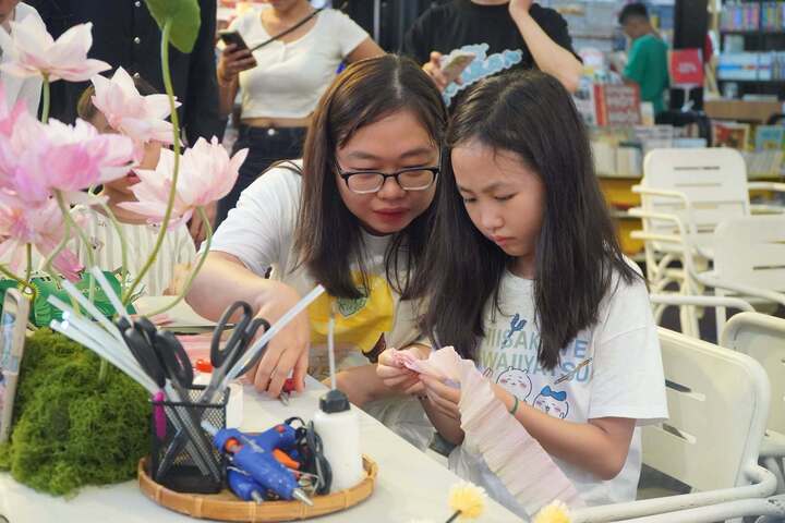 Ngoài chọn sách, các em cũng được tham gia các hoạt động thủ công hấp dẫn. (Ảnh: Đường sách TP.HCM)