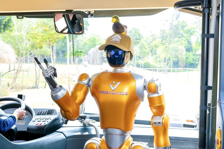 Robot Dyno giới thiệu về các loài động vật.