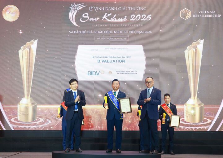 Đại diện Lãnh đạo Trung tâm Định giá tài sản kiêm Lãnh đạo Ban QLDA Xây dựng phần mềm Hệ thống định giá tài sản tại BIDV lên nhận giải thưởng Sao Khuê 2026 với sản phẩm B.Valuation.