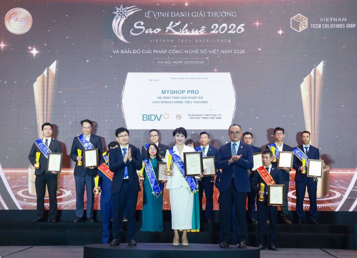 Đại diện Ban Sản phẩm bán lẻ BIDV nhận giải thưởng Sao Khuê 2026 với sản phẩm MyShop Pro.