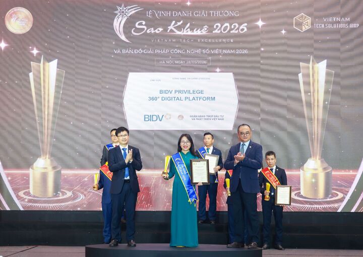 Đại diện Trung tâm Thẻ và Vận hành nhận giải thưởng Sao Khuê 2026 với sản phẩm BIDV Privilege 360o Digital Platform.