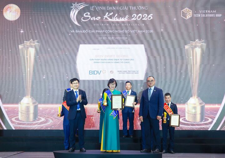 Đại diện Trung tâm Thanh toán nhận giải thưởng Sao Khuê 2026 với sản phẩm BIDV Swift Score.