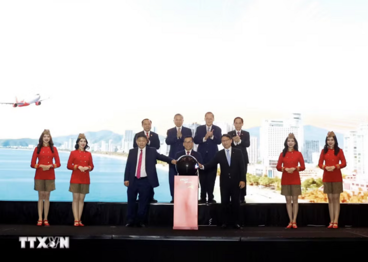 Tổng Bí thư, Chủ tịch nước Tô Lâm chứng kiến nghi thức mở đường bay mới Nha Trang-Singapore của hãng hàng không VietjetAir. (Ảnh: Thống Nhất/TTXVN)