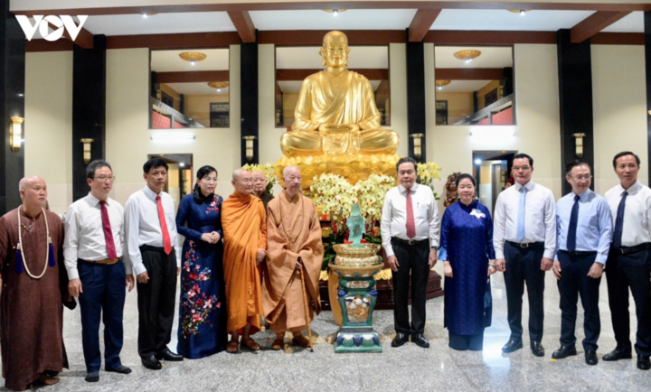 Chủ tịch Quốc hội Trần Thanh Mẫn và Đại lão hòa thượng Thích Trí Quảng, Đức Pháp chủ Hội đồng Chứng minh Giáo hội Phật giáo Việt Nam cùng các đại biểu.