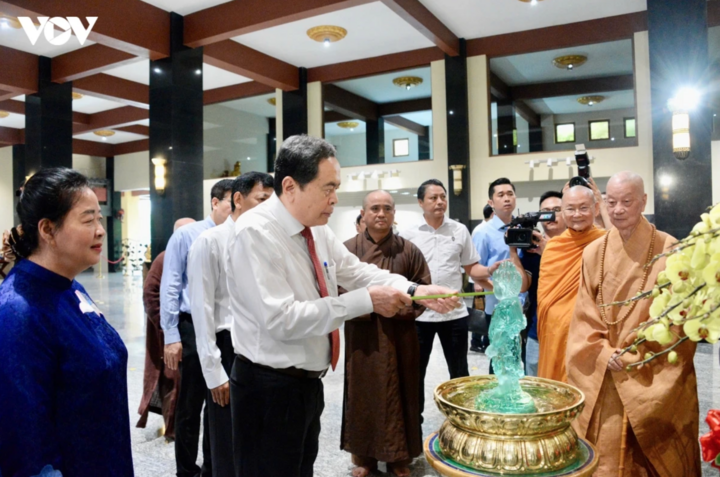 Chủ tịch Quốc hội Trần Thanh Mẫn thực hiện nghi lễ tắm Phật.