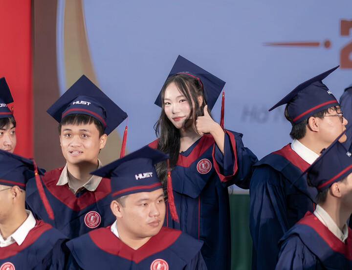 Thủ khoa Nguyễn Thị Huyền là một trong hai nữ sinh viên hiếm hoi của Kỹ sư chuyên sâu đặc thù AI tạo sinh tại ĐạI học Bách khoa Hà Nội.
