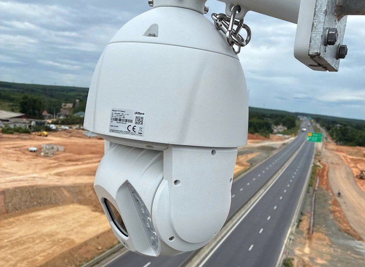 Hệ thống camera AI đang được khẩn trương lắp đặt trên tuyến cao tốc Vạn Ninh - Cam Lộ