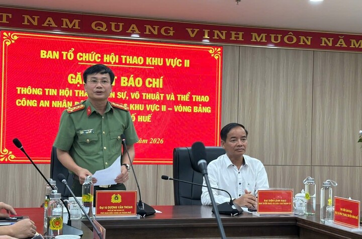 Đại tá Dương Văn Thoan - Phó Giám đốc Công an TP Huế và lãnh đạo Ban Tuyên giáo và Dân vận Thành ủy Huế chủ trì buổi cung cấp một số thông tin về hội thao