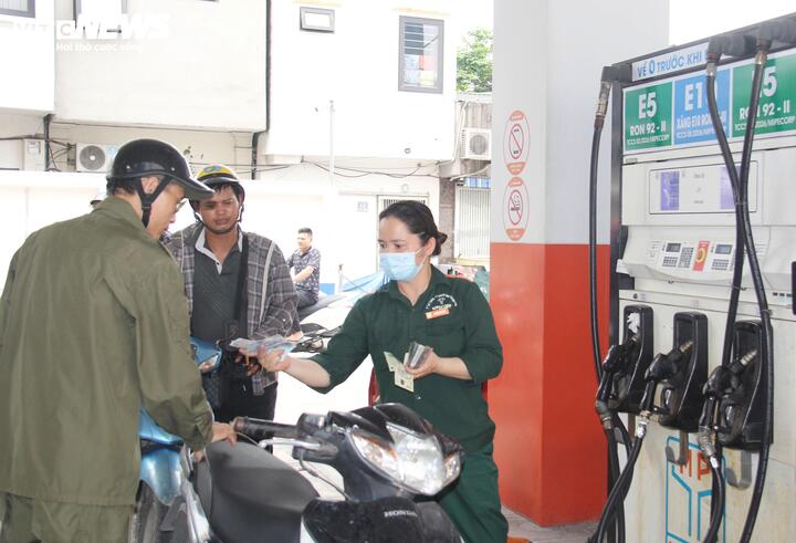 Trạm xăng dầu số 1, Tổng Công ty xăng dầu Quân đội (MIPECORP) chuyển đối từ bán xăng khoáng sang bán nhiên liệu sinh học từ ngày 25/5. (Ảnh: Phạm Duy).
