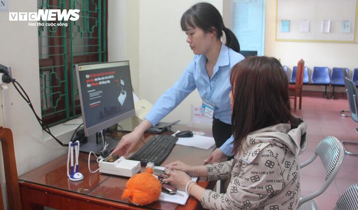 Cán bộ tiếp nhận, hướng dẫn người dân thực hiện dịch vụ hành chính công tại phường Phương Đông, tỉnh Quảng Ninh.