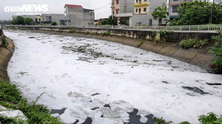 Kênh Kim Đôi đoạn qua tổ dân phố Ngọc Đôi, phường Vũ Ninh bốc mùi hôi nồng nặc, bọt trắng nổi kín mặt nước.