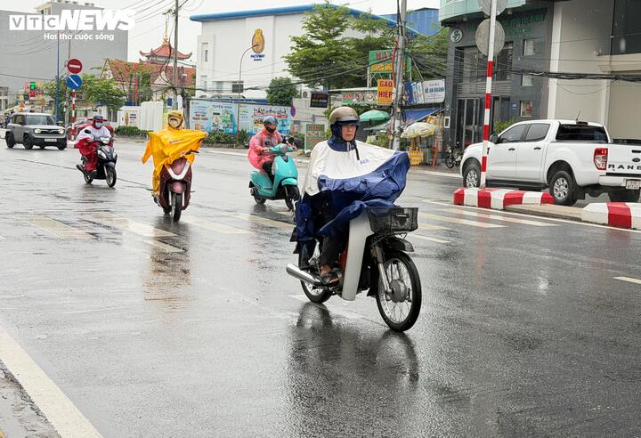 Sáng 29/5, nhiều khu vực tại TP.HCM xuất hiện mưa nhẹ, bầu trời nhiều mây.