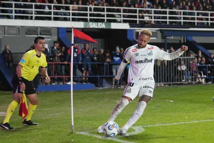 Neymar dính chấn thương cơ bắp chân cấp độ hai, cần từ hai đến ba tuần để hồi phục. (Nguồn: AP)