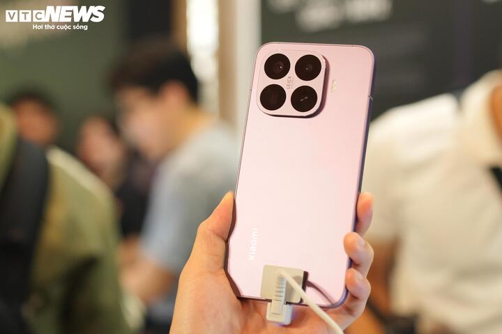 Kiểu dáng tối giản với các đường nét bo cong nhẹ nhàng ở mặt lưng của thiết bị mới.