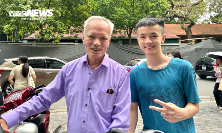 Ông Trần Quang Huy đưa cháu nội đến điểm thi tại Trường THCS Chu Văn An.