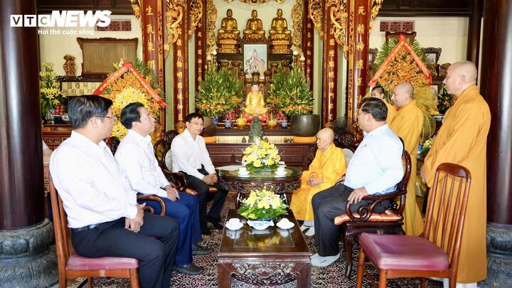 Phó Thủ tướng trân trọng ghi nhận những đóng góp tích cực của Giáo hội Phật giáo Việt Nam trong công tác an sinh xã hội, chăm lo đời sống Nhân dân, tham gia xóa đói giảm nghèo, cứu trợ nhân đạo và hỗ trợ các gia đình hoàn cảnh khó khăn.