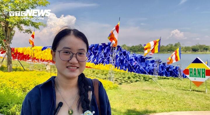 "Mùa Phật đản nào ở Huế cũng rực rỡ cờ hoa, nhưng năm nay không gian di sản chào đón lễ Phật đản đặc biệt hơn hẳn so. Hình ảnh hai lá cờ Tổ quốc và cờ Phật giáo kích thước lớn bên dòng sông Hương không chỉ khiến thành phố thêm sinh động, mà còn mang lại cảm giác vô cùng thiêng liêng, cao cả", cô Cao Thị Mỹ Hằng (21 tuổi, quê TP Đà Nẵng hiện đang học tập tại TP Huế) chia sẻ.