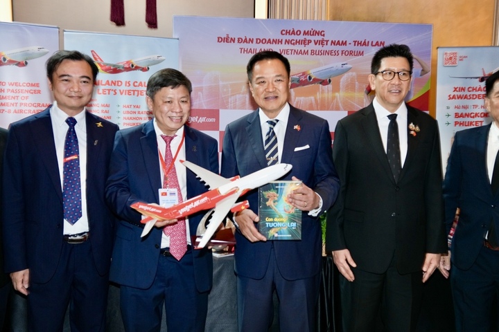Thủ tướng Thái Lan Anutin Charnvirakul chúc mừng những dấu mốc ấn tượng của Vietjet tại xứ sở chùa Vàng.